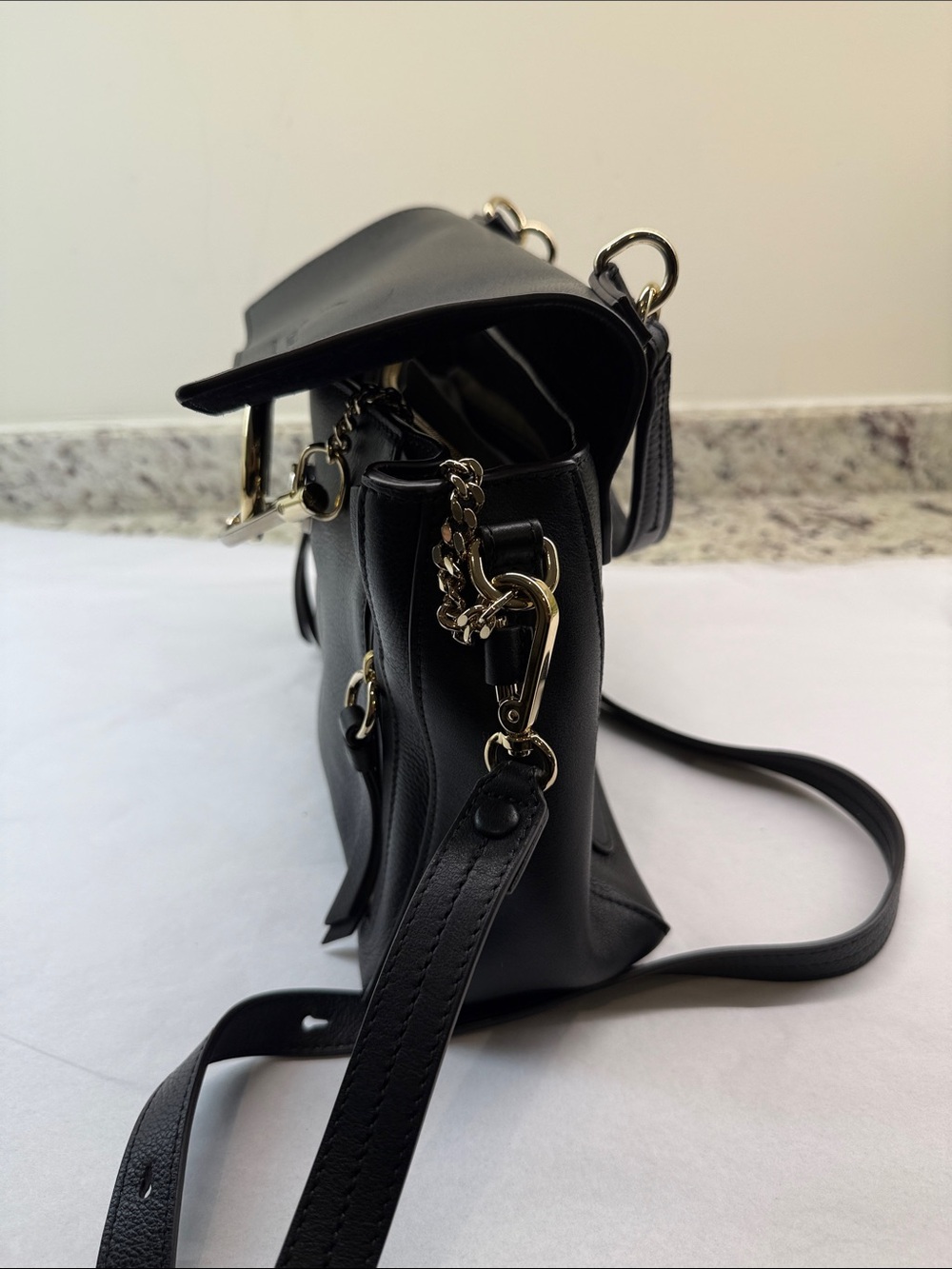 Chloé Black Leather Shoulder Bag with Gold Ring Detail - Picture 4 of 4